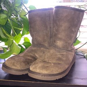 Brown Ugg classics short boots size 9W
